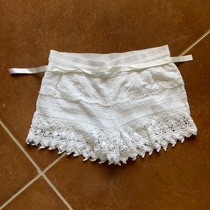 White lace shorts with lining